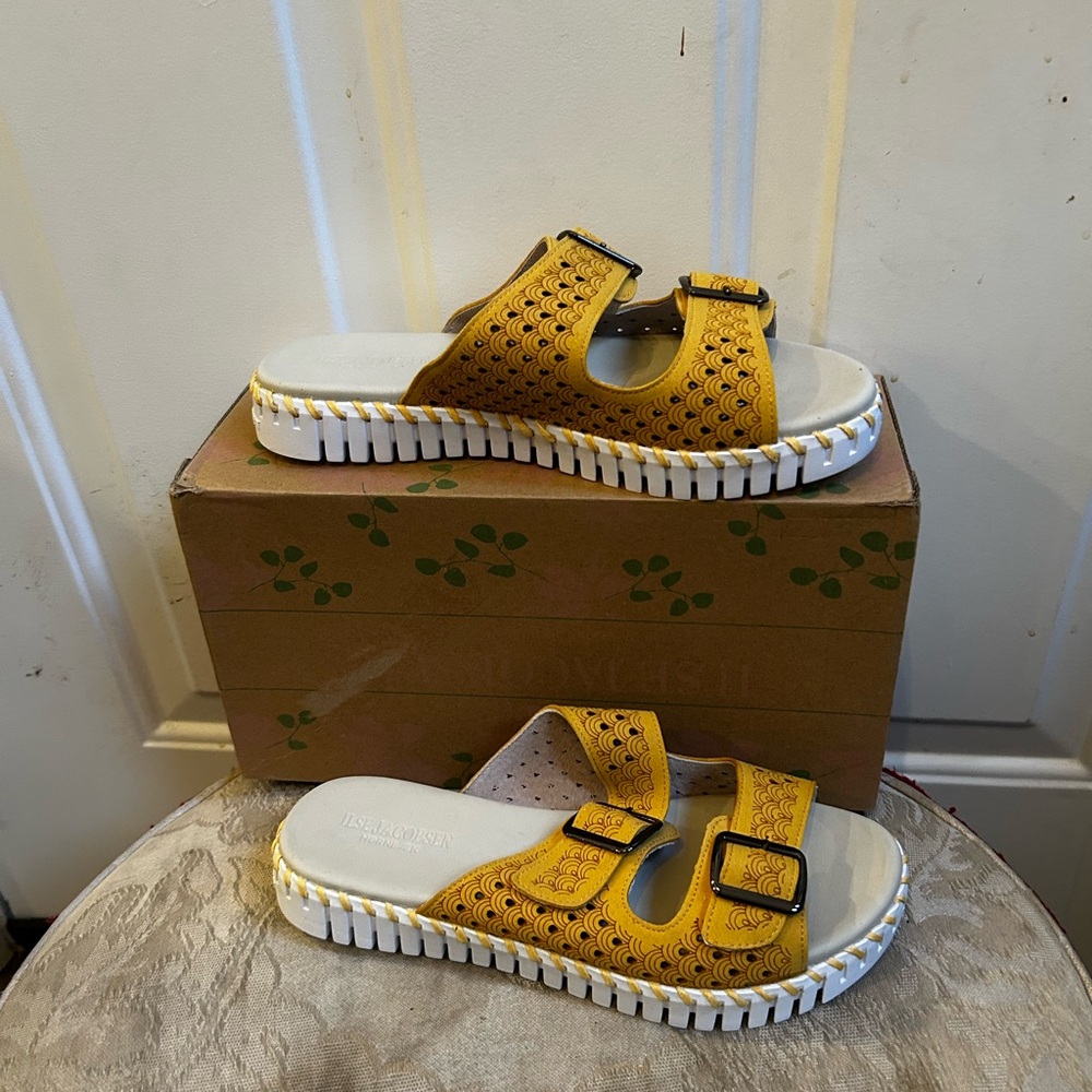 Ilse Jacobsen Tulip Golden Rod Laser Perforated slides Sz 39/9